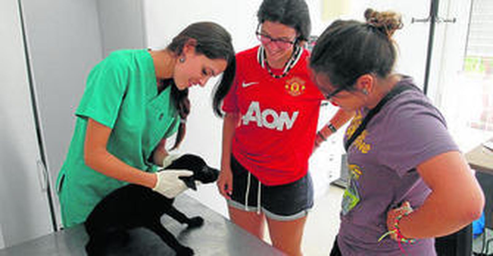 La veterinaria del Centro Zoosanitario de Almería muestra un cachorro para darlo en adopción.