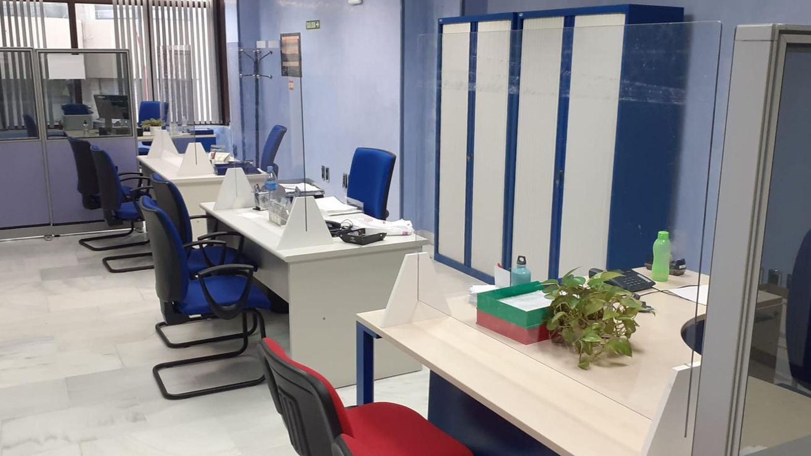 Muchas administraciones atienden ya al público a través de mamparas