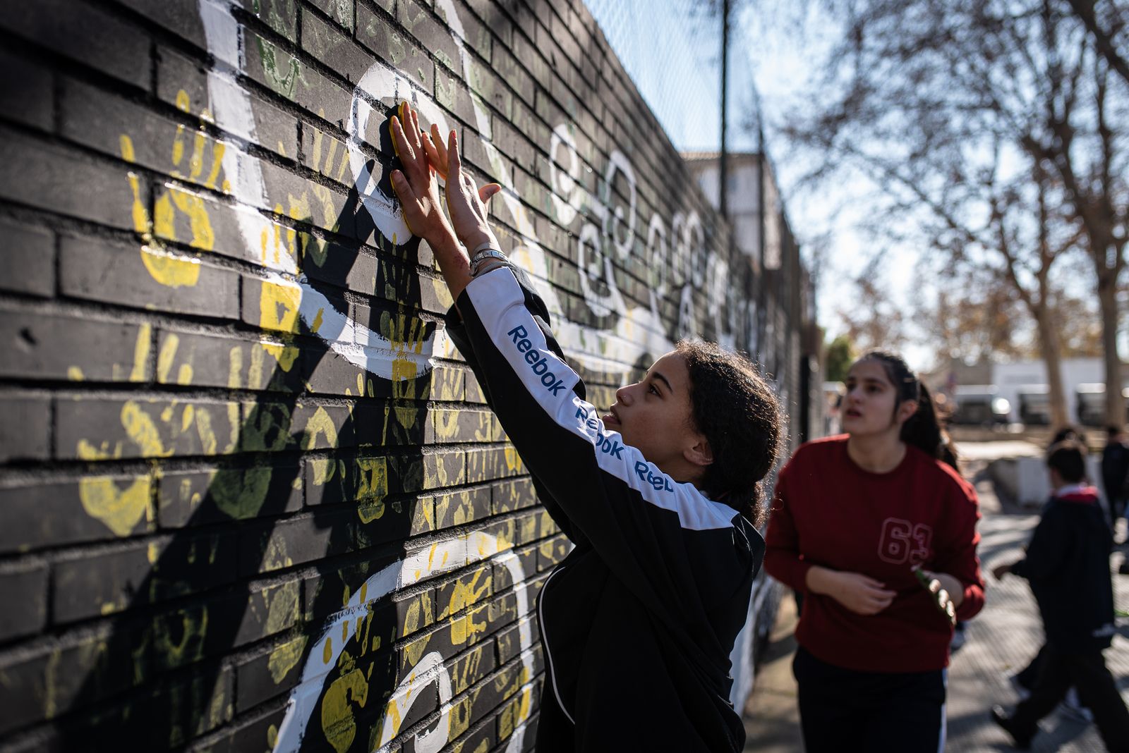 Imágenes de la limpieza de pintadas en La Hispanidad por los alumnos del Colegio de La Hispanidad en el Día de la Paz
