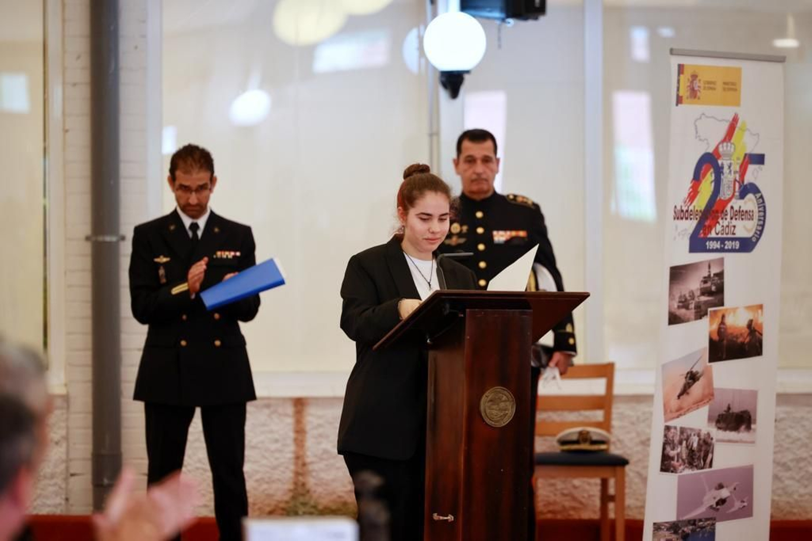 Carla Villar, leyendo su carta en el día de la Subdelegación de Defensa en Cádiz. Carla Villar, leyendo su carta en el día de la Subdelegación de Defensa en Cádiz.