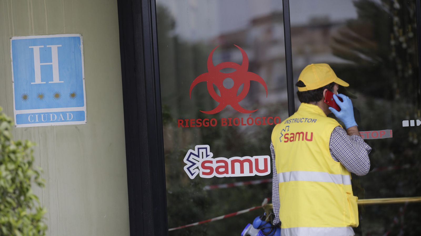 Operarios a las puertas del Hotel Alcora durante su reconversión en hospital de campaña.