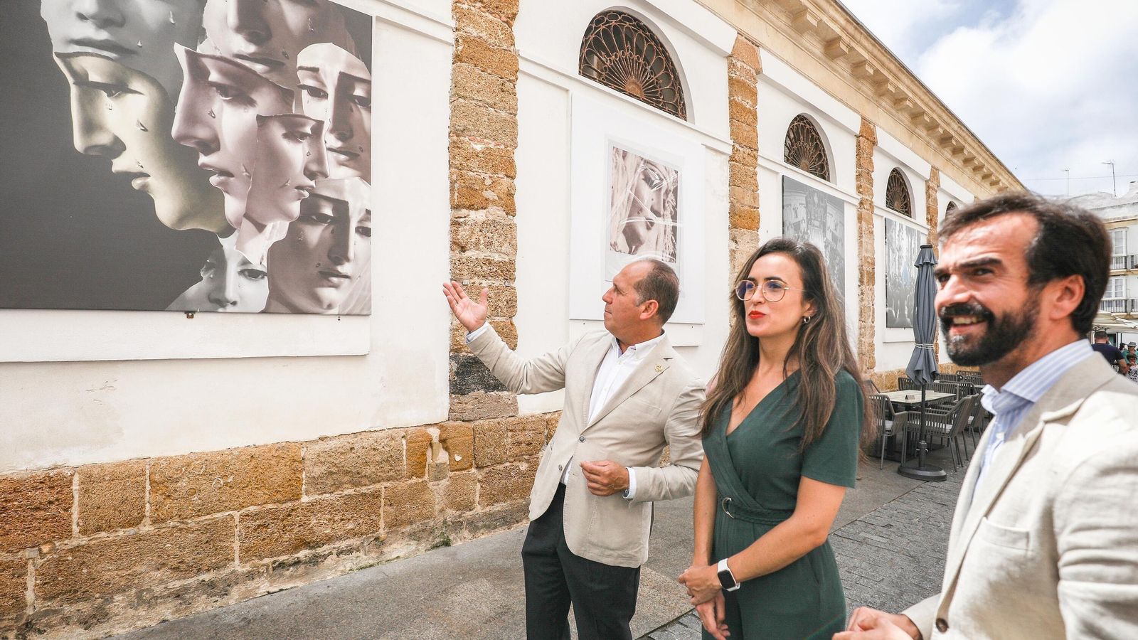 Francisco Javier Lucero, hermano mayor de la Archicofradía, y la concejala Lola Cazalilla, frente a la obra de Proyecto Lázaro de la colectiva '¡Viñera!'.