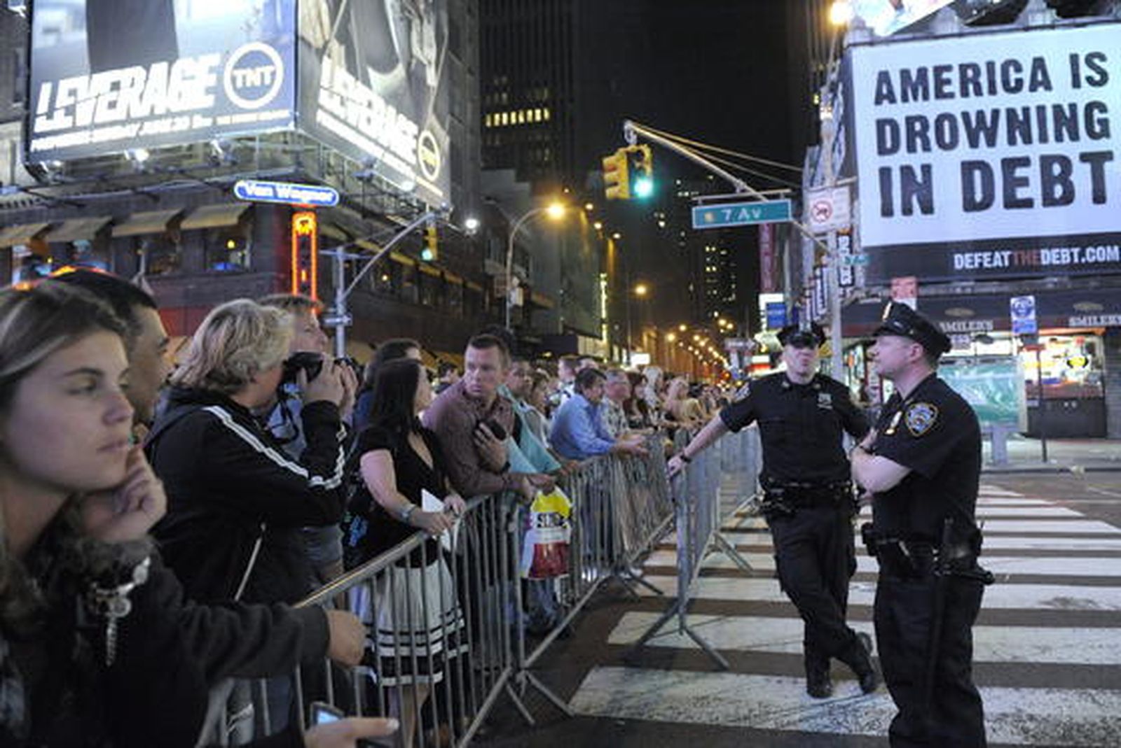 Un coche con explosivos obliga a desalojar la neoyorquina plaza de Times Square.  Foto: AFP/ REUTERS/ EFE