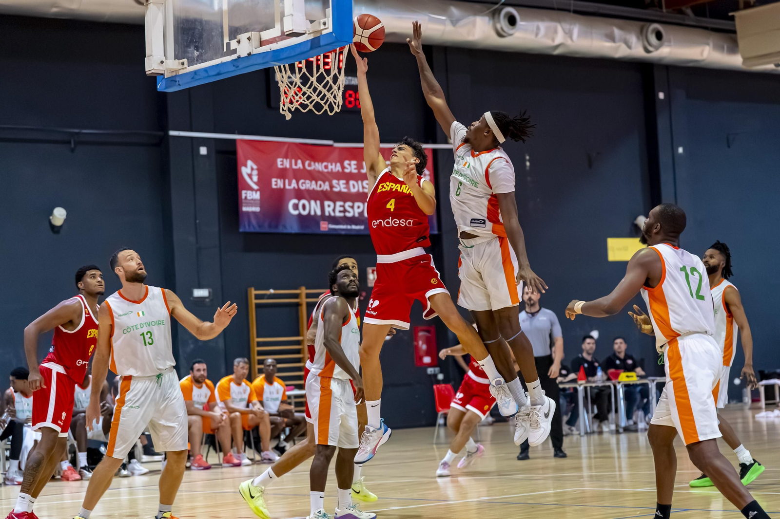 España B, con Álvaro Folgueiras, derrota a Costa de Marfil antes de venir a Málaga