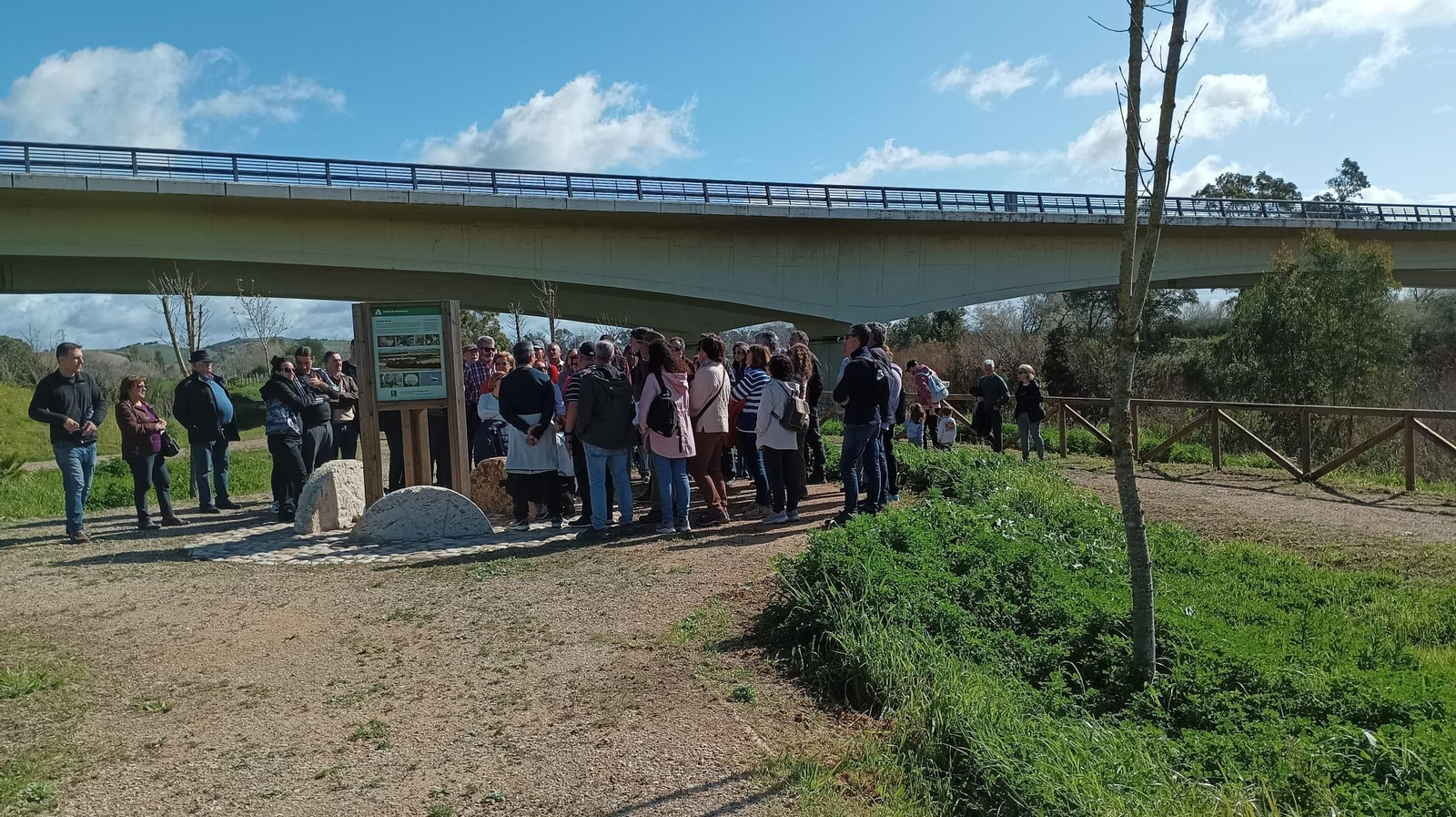 Multitudinaria visita guiada al puente de Cartuja en Jerez
