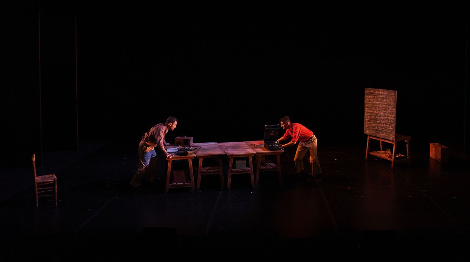 Una imprenta y un gramófono marcaron la diferencia en este aula de la España profunda.