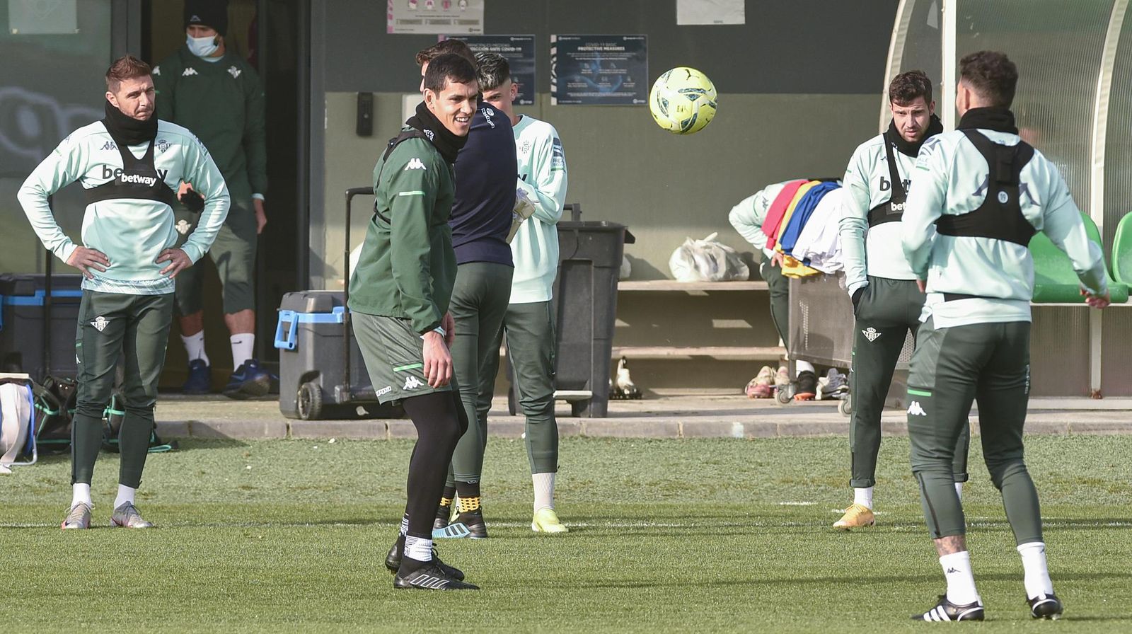Mandi participa en un rondo con Joaquín y Ruibal, entre otros.
