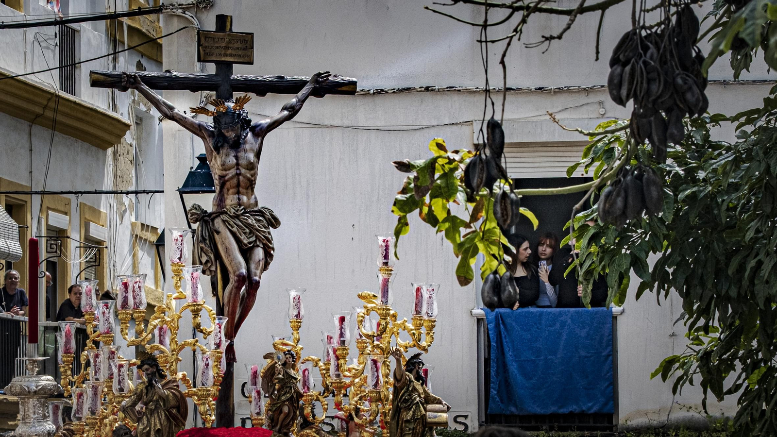 Imágenes de la salida de La Palma en la Semana Santa de Cádiz 2025