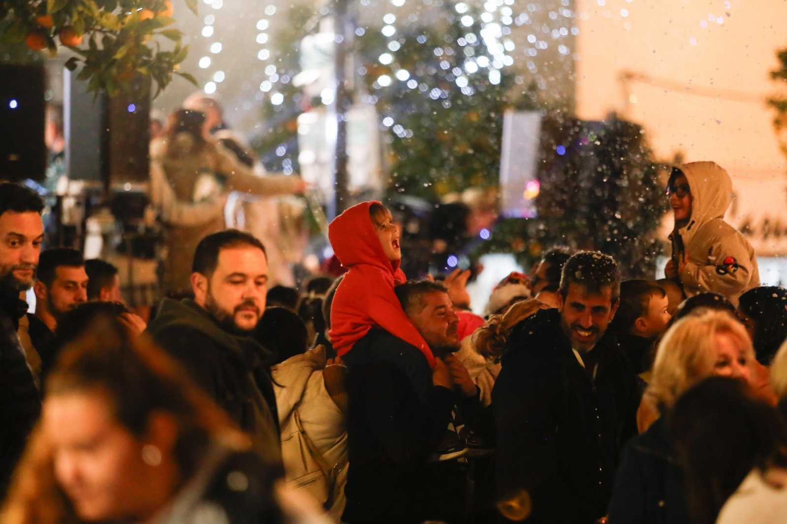 Fotos del encendido del alumbrado navideño en Los Barrios y la gran nevada artificial