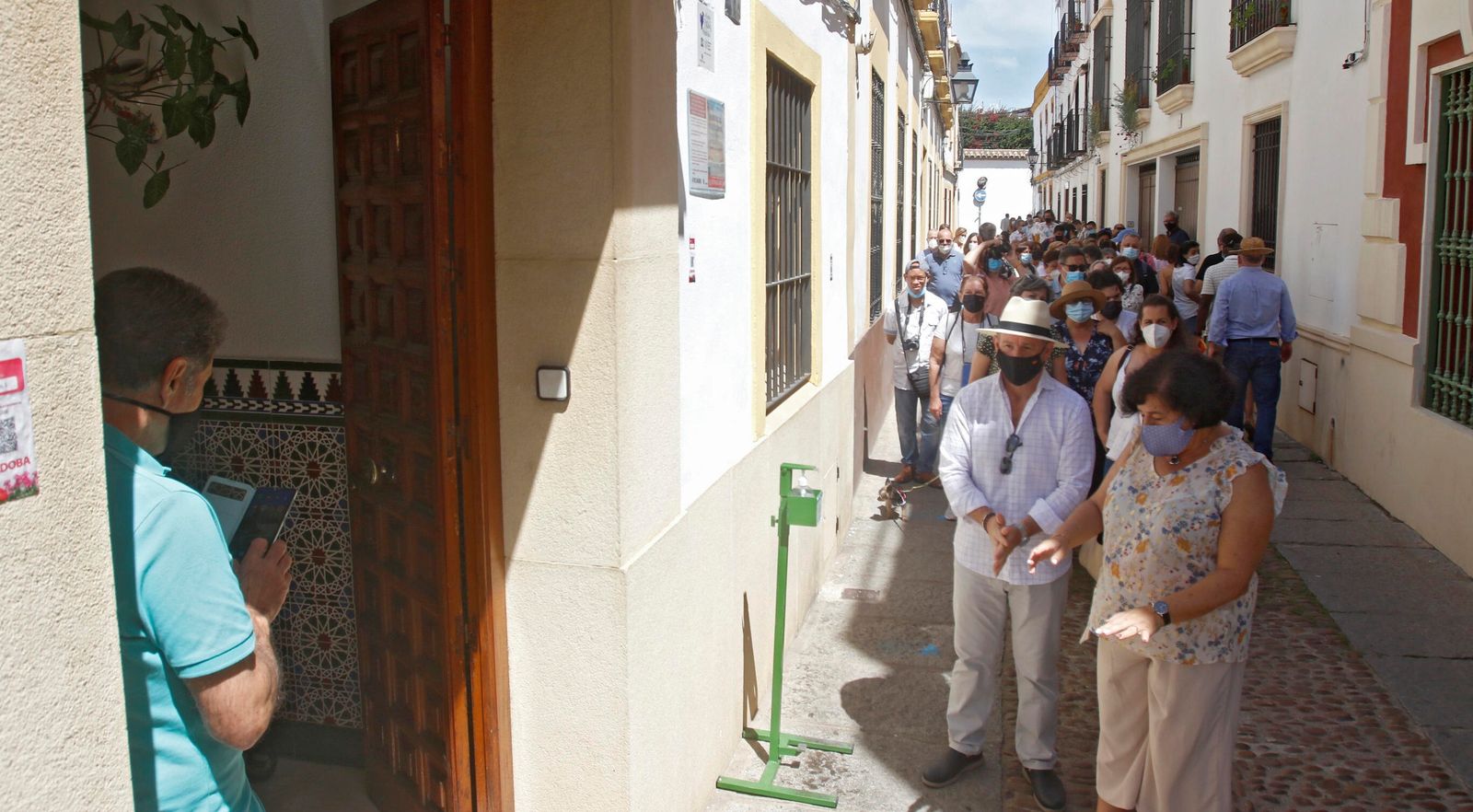Colas para acceder a los patios de la calle Parras.