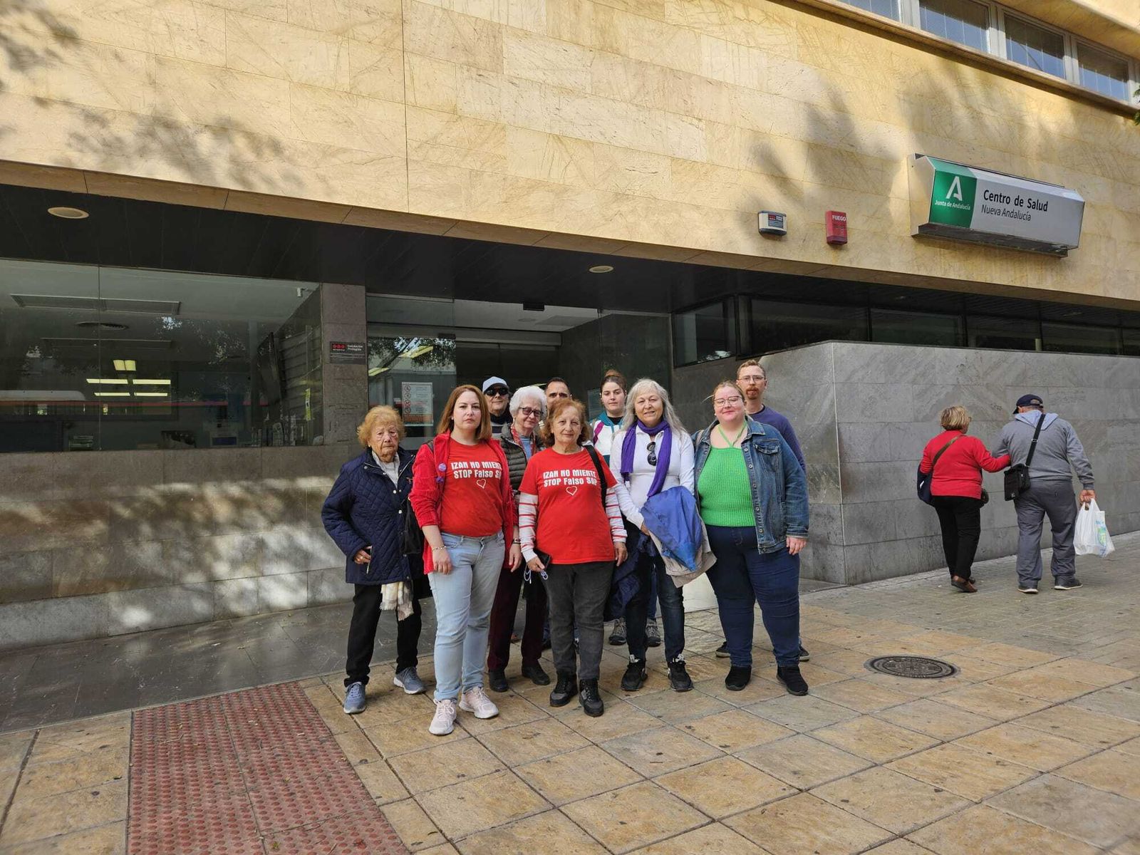 Miembros de la plataforma Marea Blanca se concentran frente al centro de salud de Nueva Andalucía para denunciar la situación de la sanidad pública en Almería en Atención Primaria