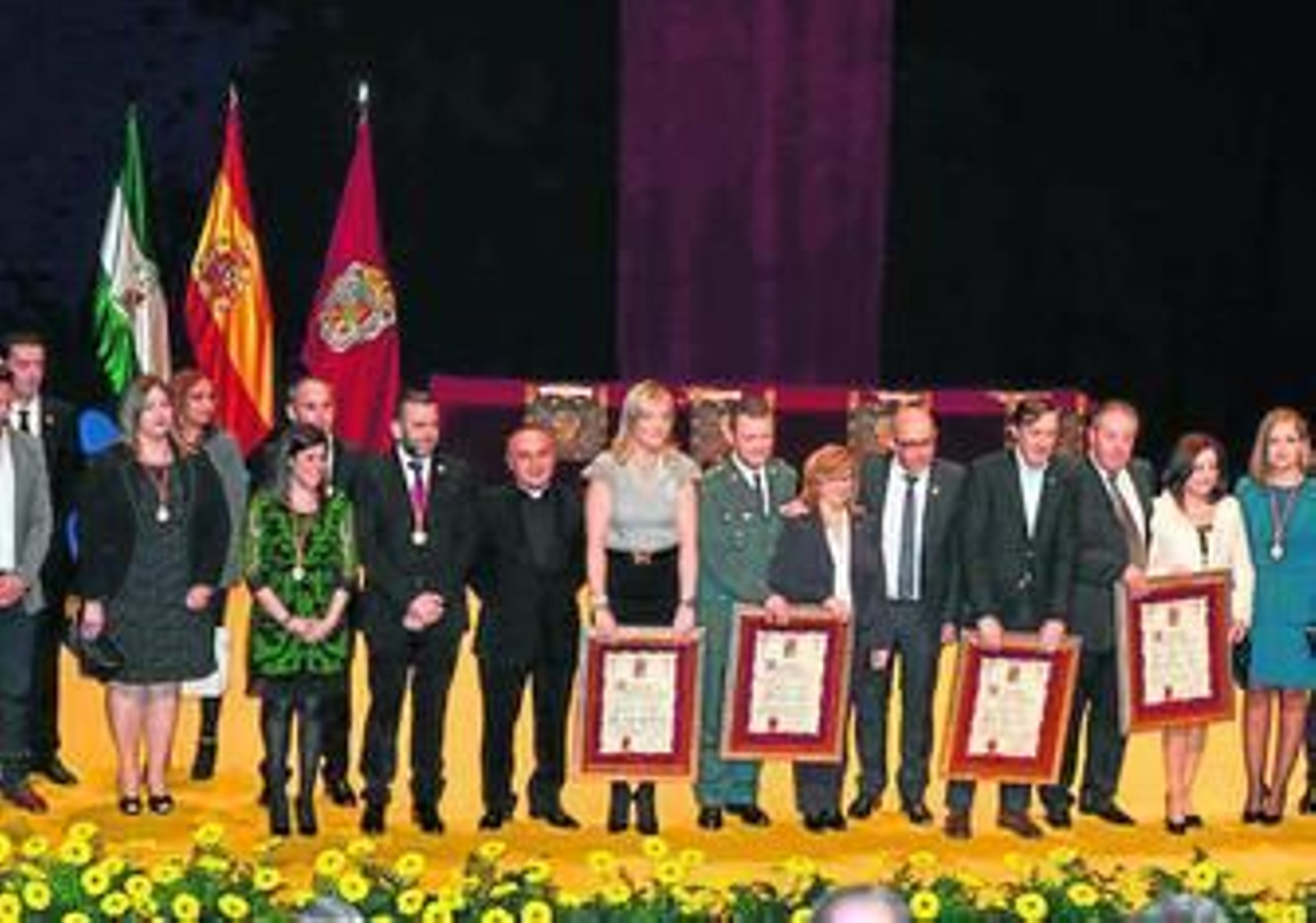 Los premiados y el equipo de gobierno en el escenario del Teatro acogió ayer la entrega de menciones.