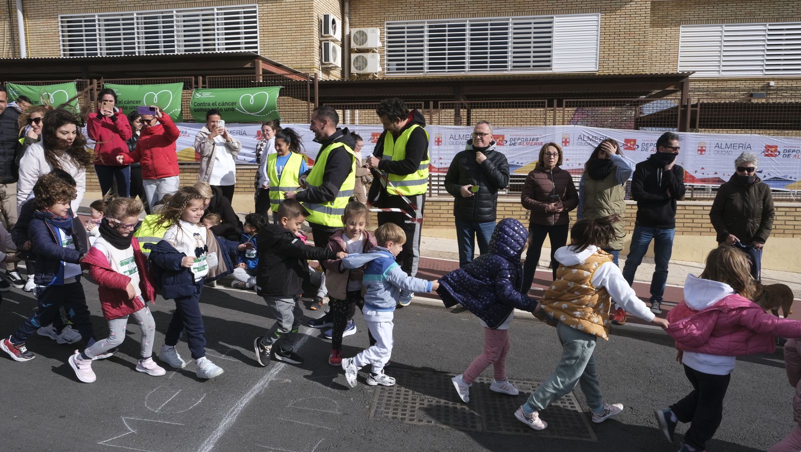 Imágenes de la carrera infantil contra el cáncer en el CEIP Francisco de Goya