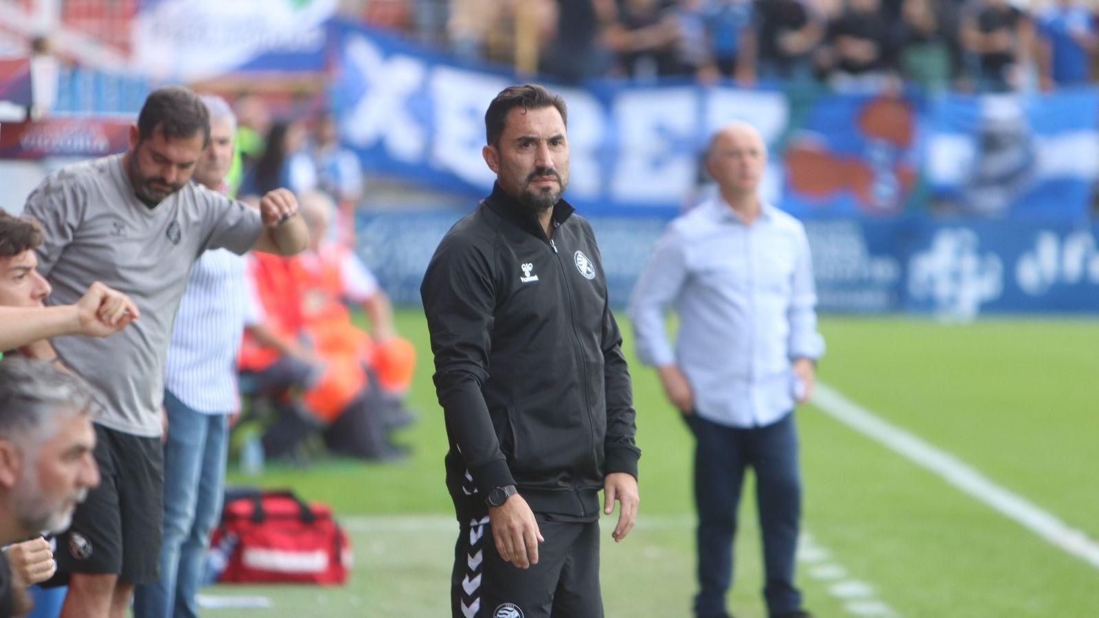Antonio Fernández, con Cisqui al fondo, en la banda del Francisco de la Hera.