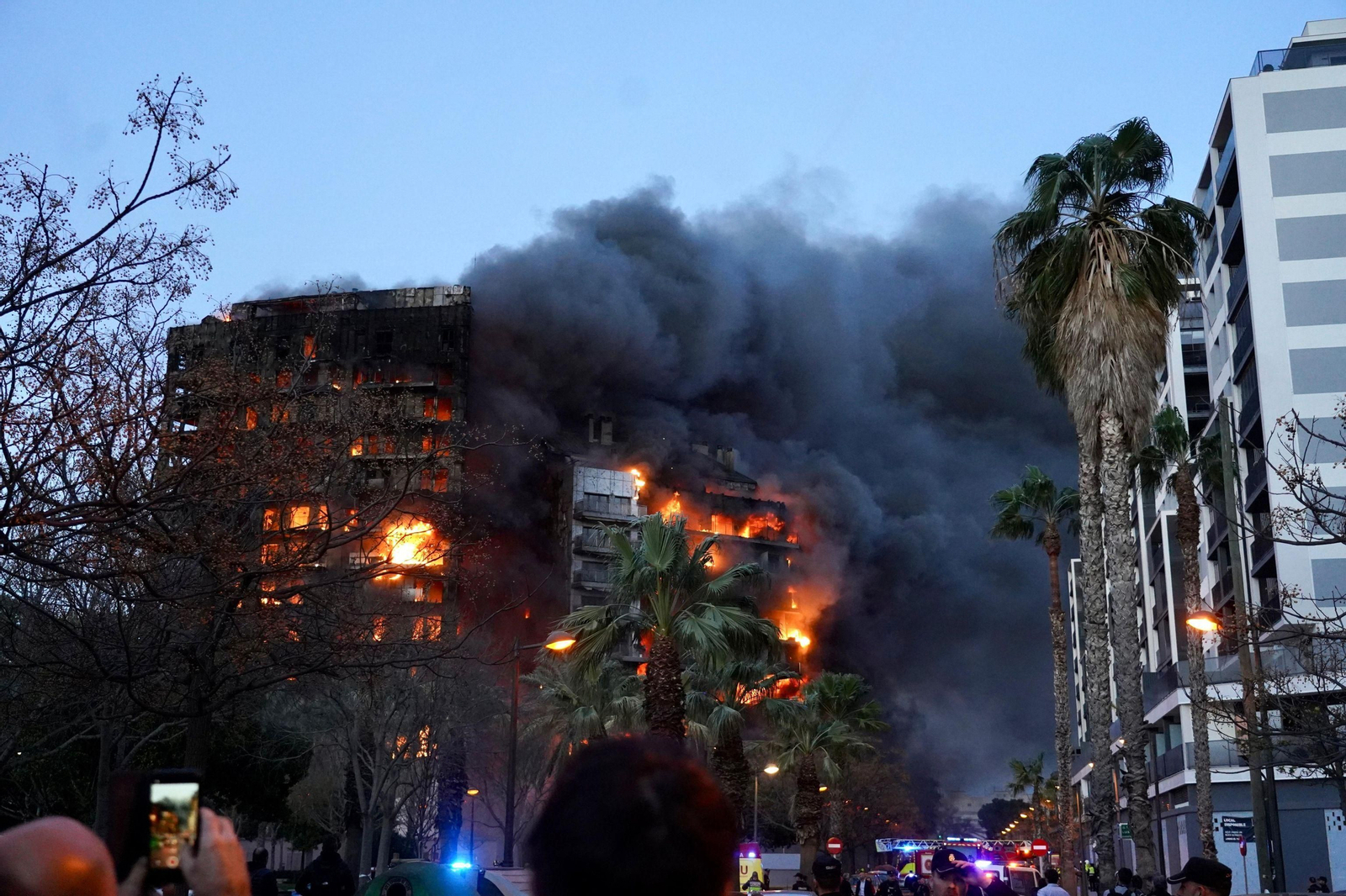 El incendio del edificio en Valencia, en imágenes El incendio del edificio en Valencia, en imágenes