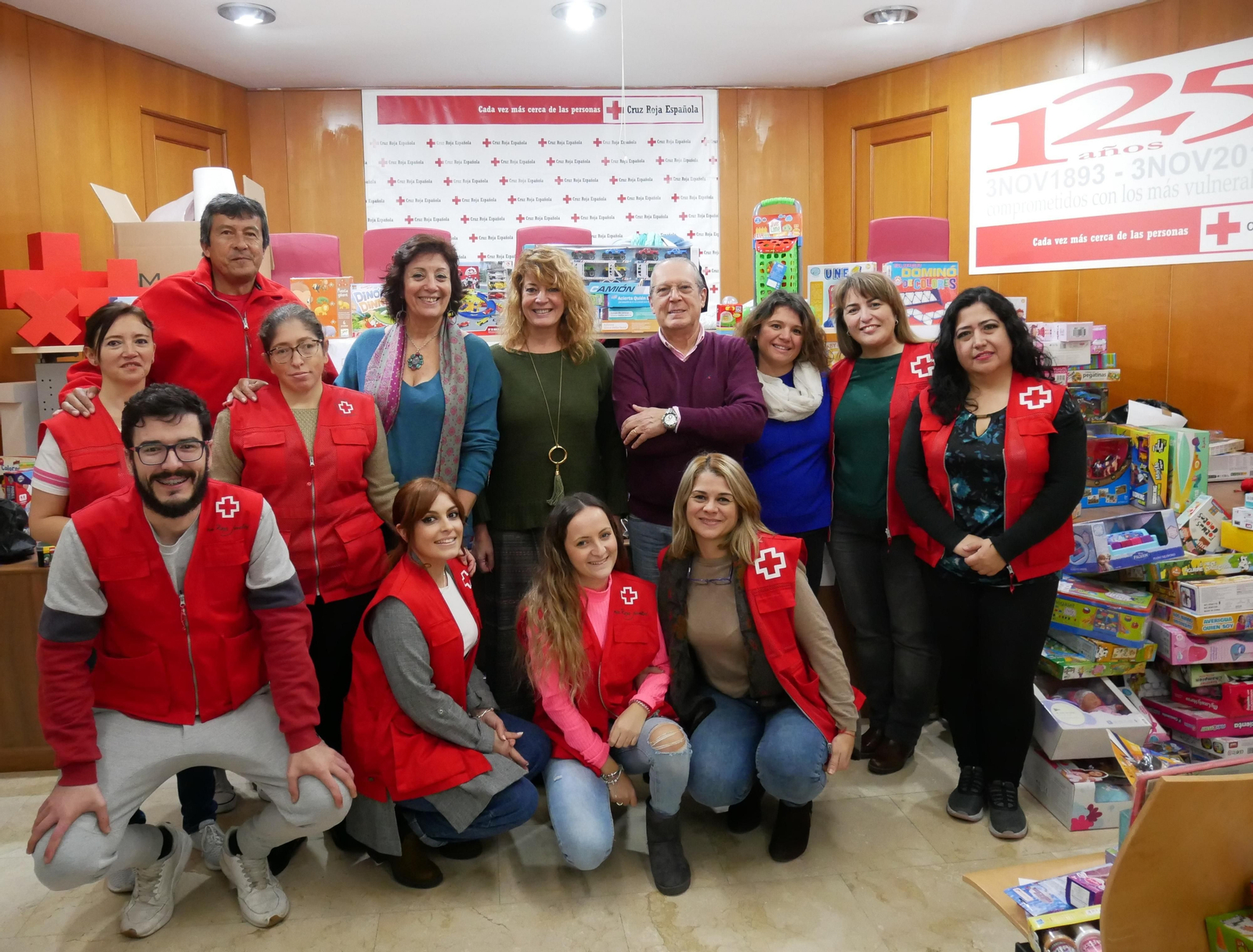 Personal de Cruz Roja posa junto a los juguetes recogidos en la campaña solidaria.