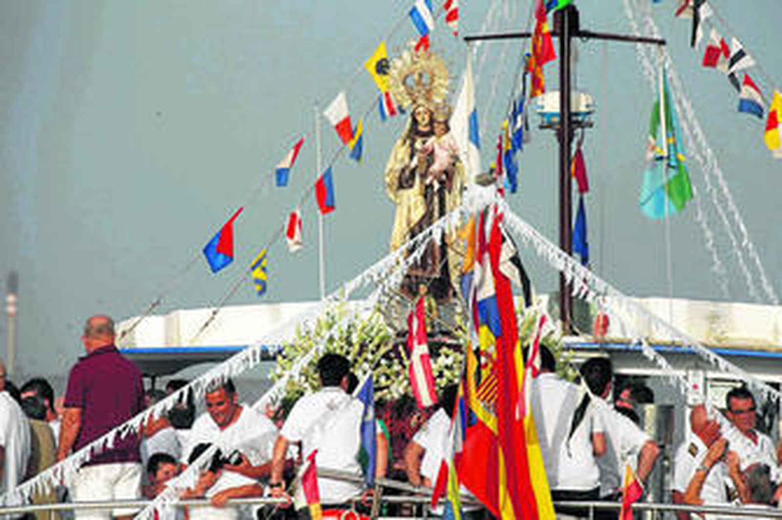 La Virgen del Carmen surca la Ría