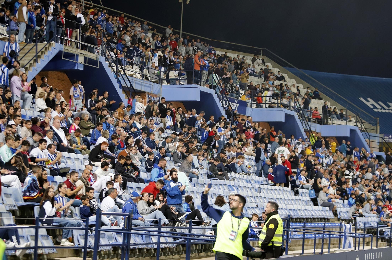 Gran ambiente en las gradas del Nuevo Colombino para el Recre-At Sanluqueño, en imágenes