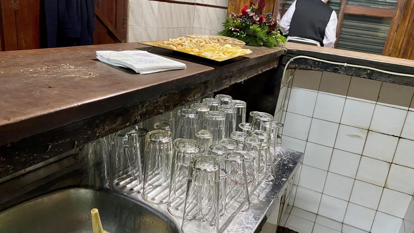 Los vasos de vidrio gordo y Pepe echando la verja.