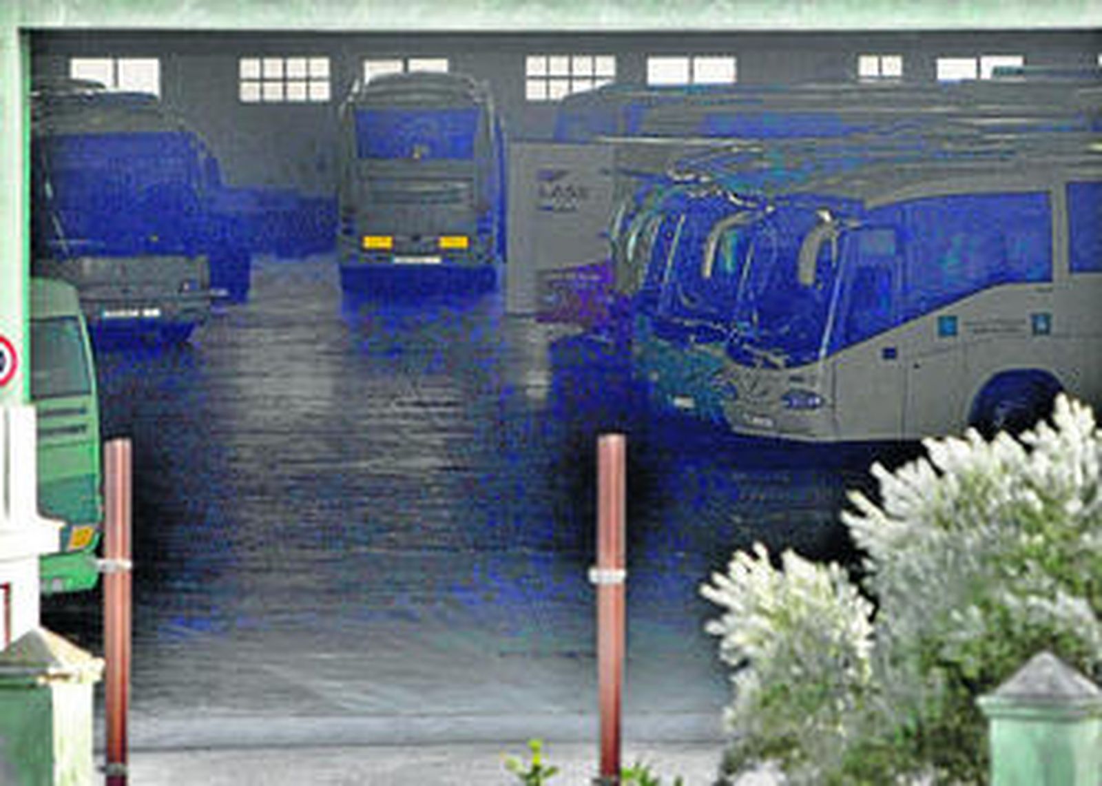 Interior de las cocheras de Comes, en la Zona Franca de la capital.