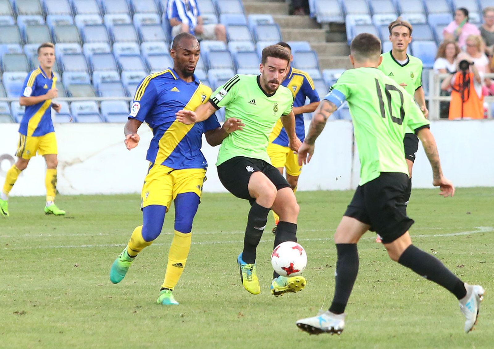 Rafidine Abdullah intenta arrebatar el balón a un jugador del Recreativo de Huelva.