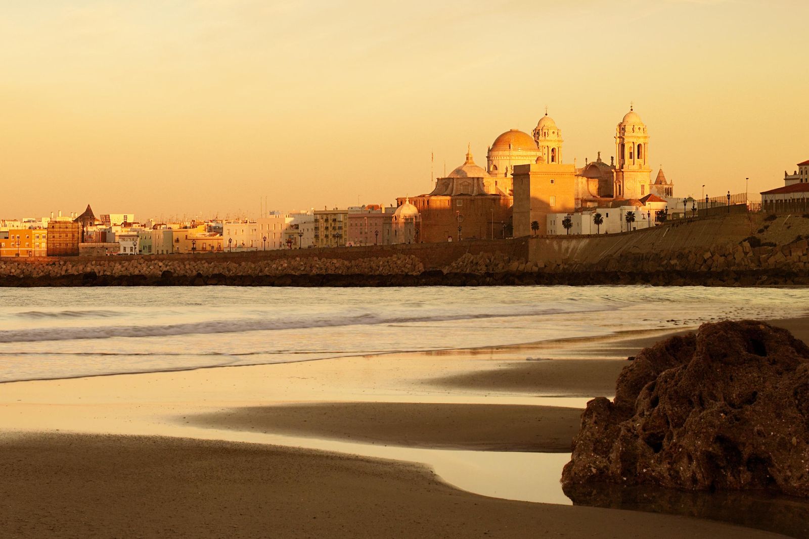 Vista de la playa Santa María del Mar con la catedral al fondo.