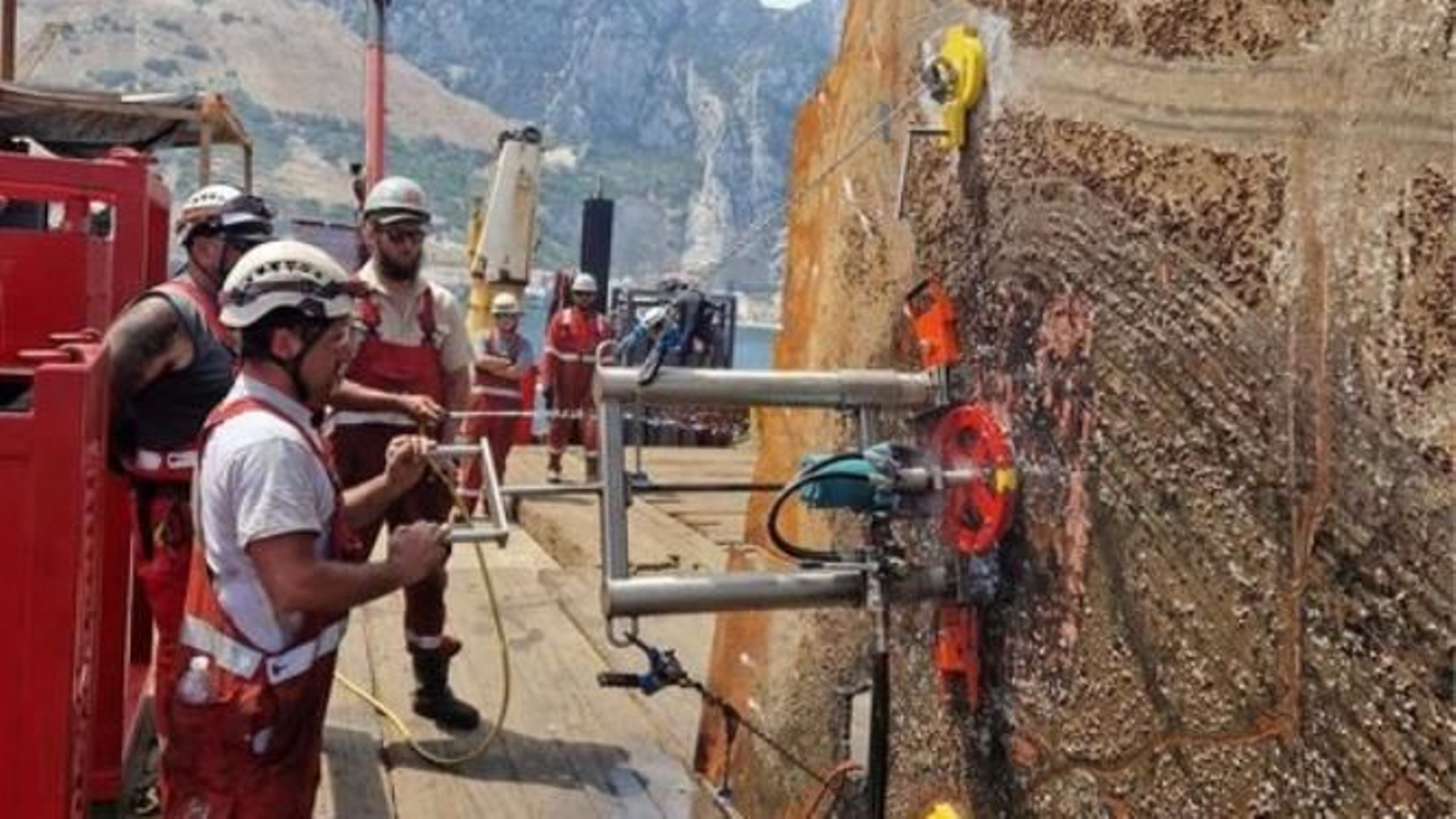 Una prueba de perforación en el casco del 'OS 35' para realizar un punto de elevación.