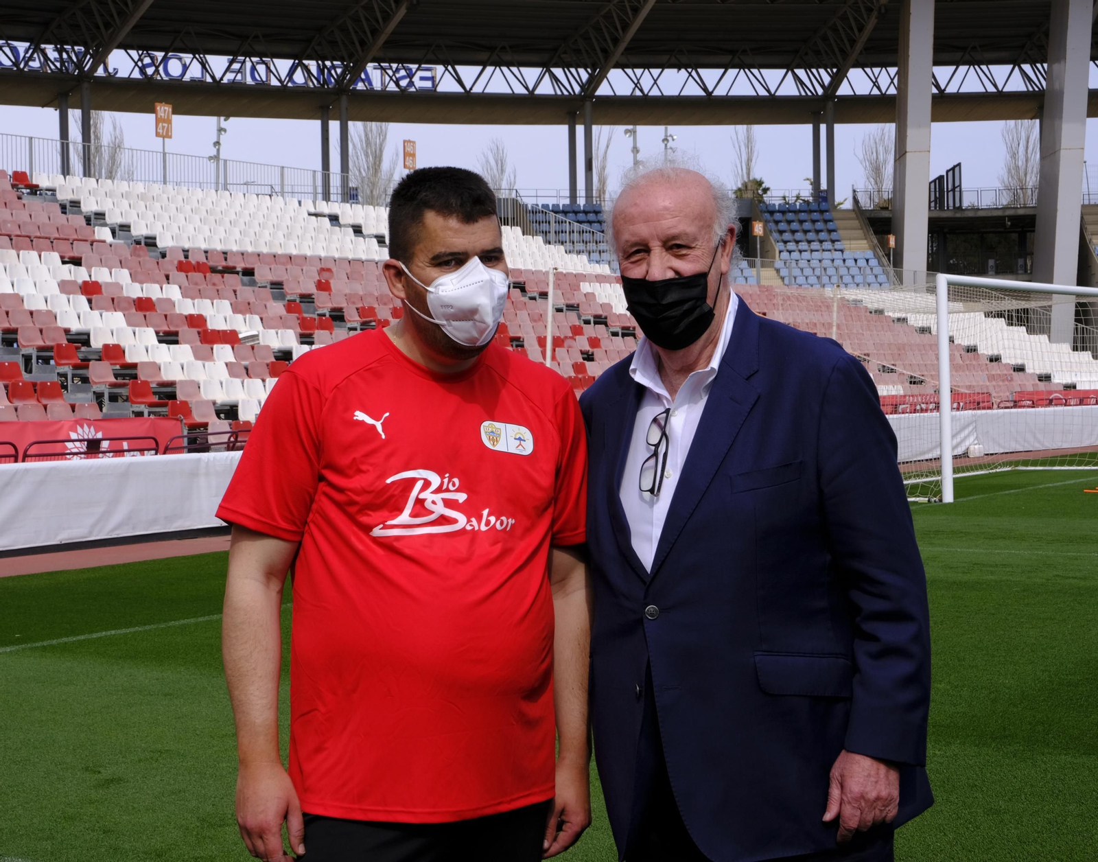 Fotogalería de la visita de Vicente del Bosque al equipo Genuine de la Fundación U.D. Almería