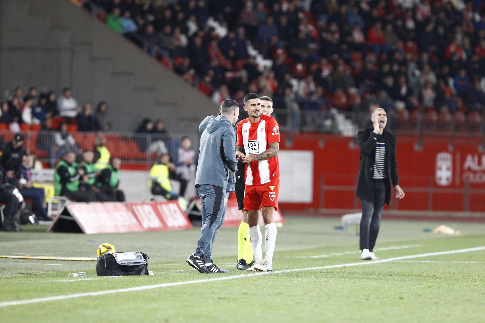 La U.D. Almería empata a uno contra el Cádiz y es campeón de invierno, en imágenes