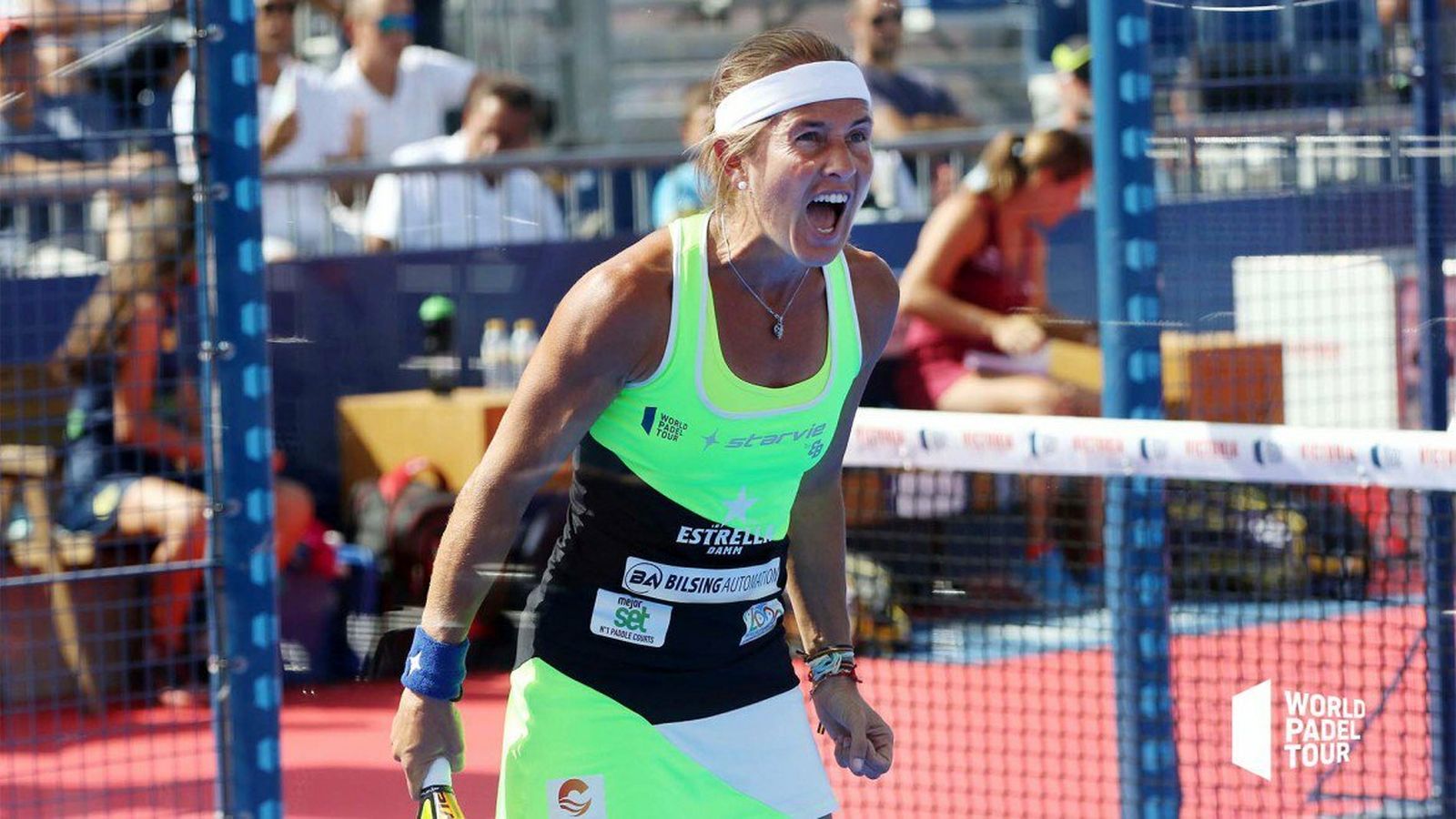 Carolina Navarro celebrando un punto.