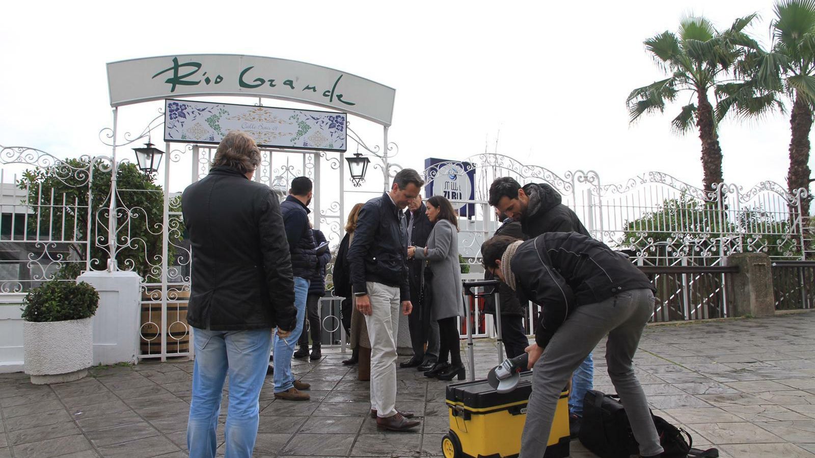 La entrada al local, momentos antes del desalojo.