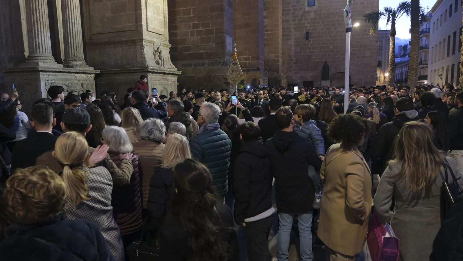 La Banda de Cornetas y Tambores Nuestra Señora del Carmen arropa al Cristo de Medinaceli, en imágenes
