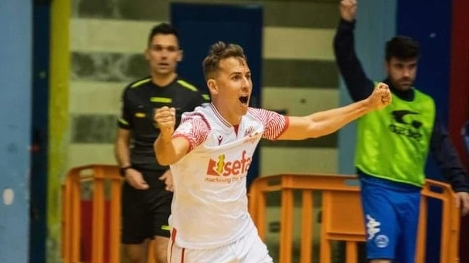 Koseki celebra un gol con el Alquile Molfetta.