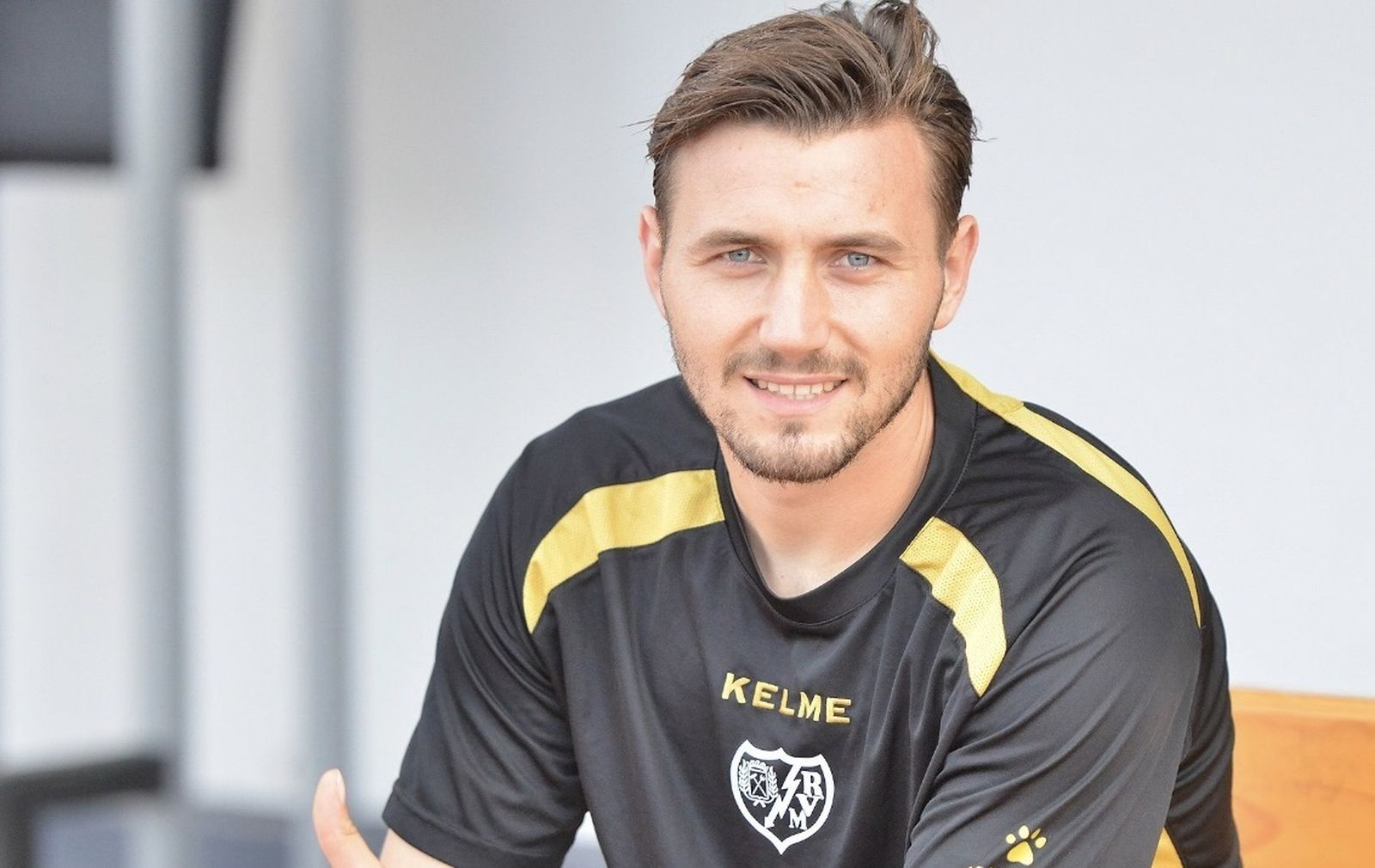 Stole Dimitrievski posa con la ropa de entrenamiento del equipo rayista.