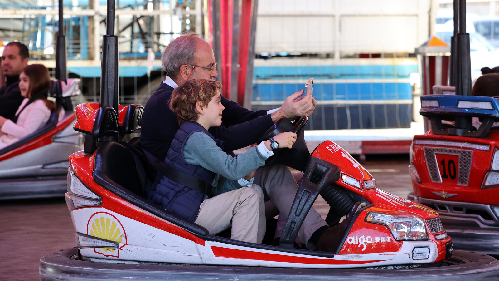 El parque de atracciones de Navidad junto a la Feria volvió a llenarse este sábado El parque de atracciones de Navidad junto a la Feria volvió a llenarse este sábado