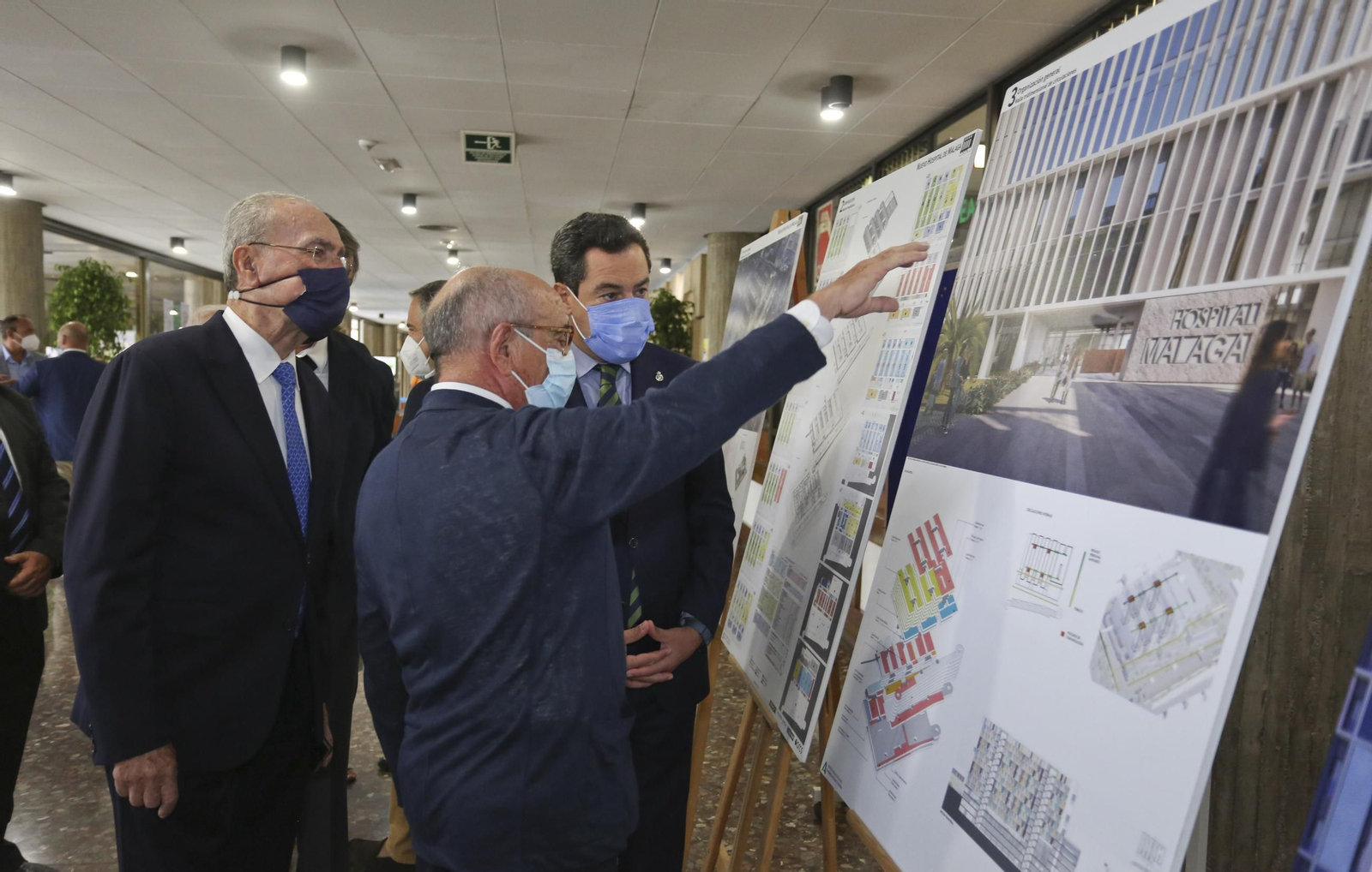 El presidente de la Junta, el alcalde y el entonces consejero de Salud, en 2021, en la presentación del proyecto. El presidente de la Junta, el alcalde y el entonces consejero de Salud, en 2021, en la presentación del proyecto.