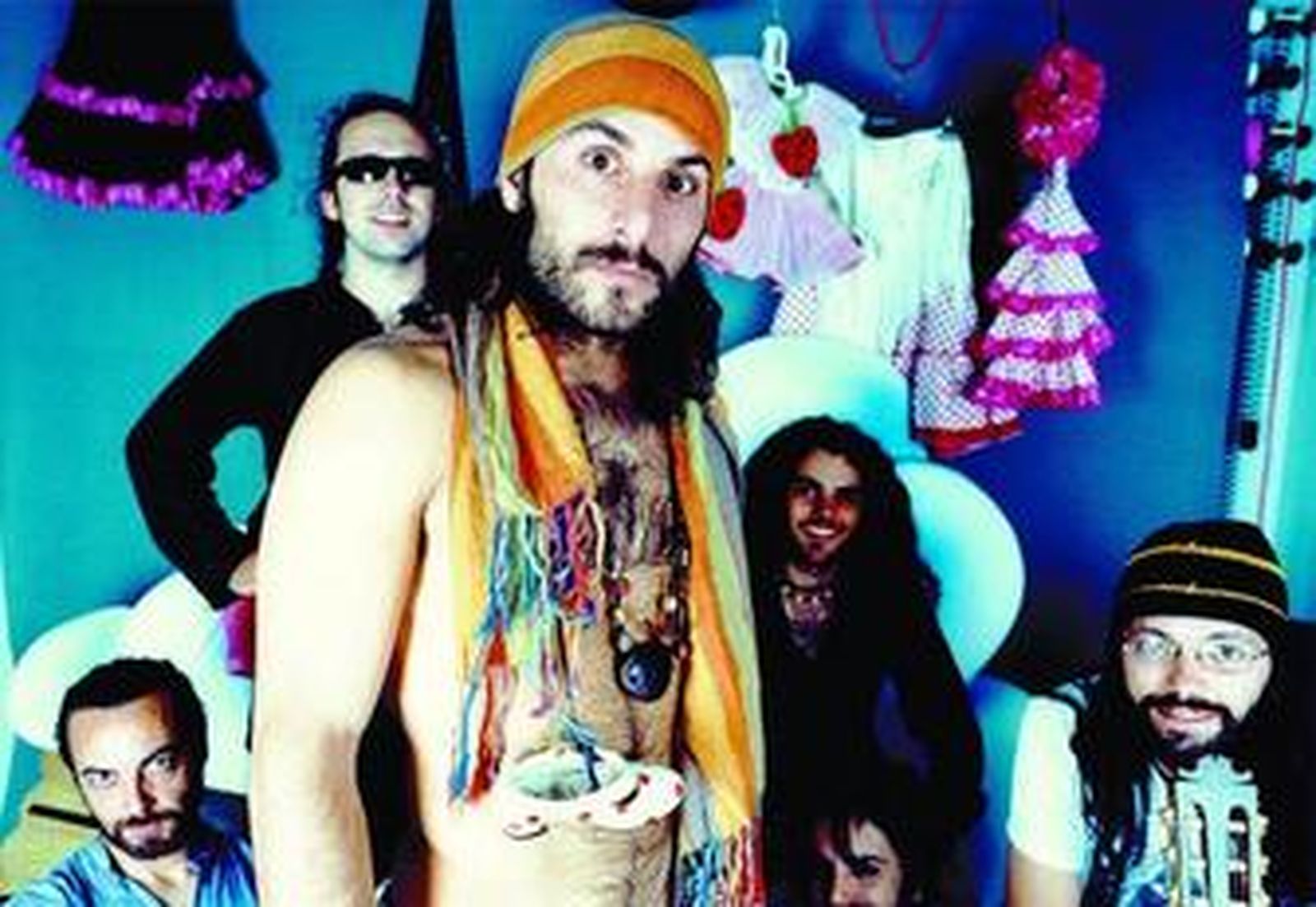 Miguel Campello, líder de ElBicho, junto a los miembros de su grupo.