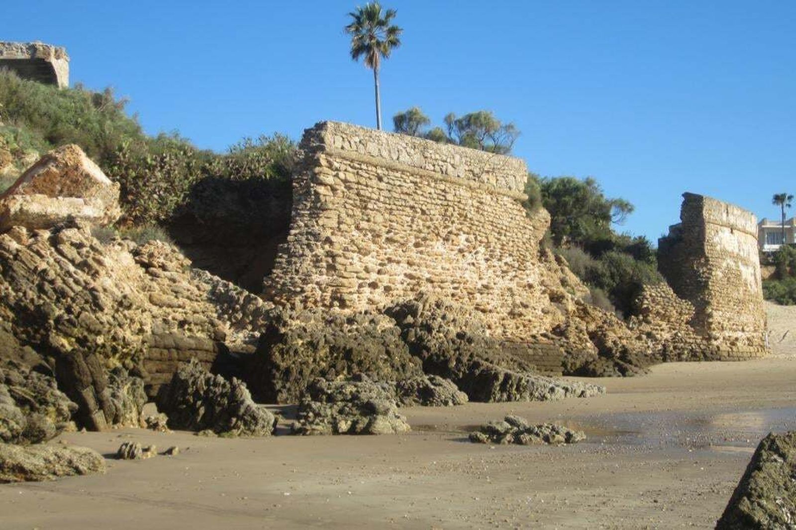 Las murallas del Fuerte de Santa Catalina, un monumento histórico a pie de playa.
