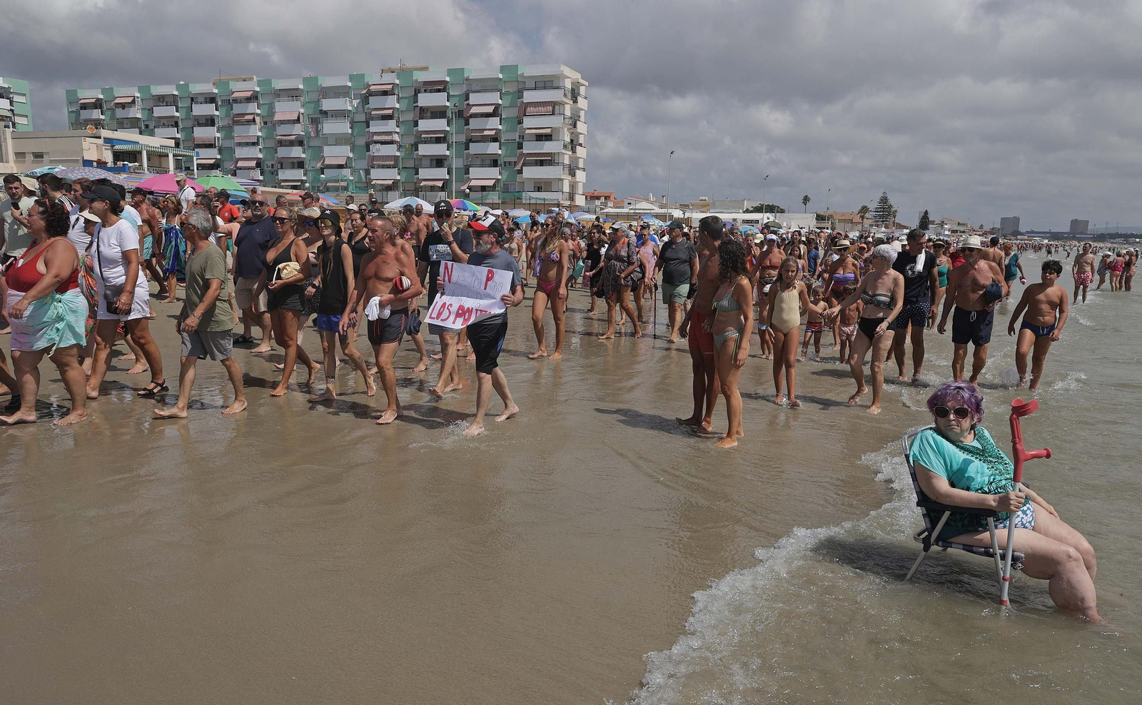 Fotos de la manifestación de la plataforma Salvemos El Rinconcillo y el grupo ecologista Verdemar en Algeciras