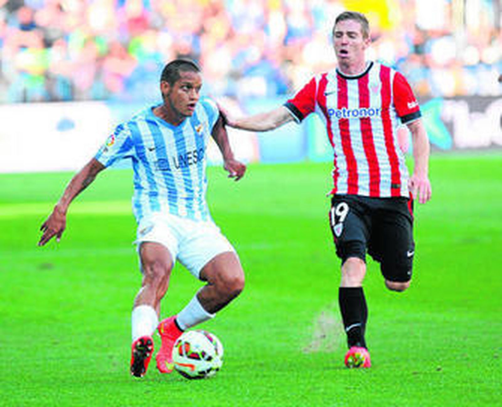 Rosales y Muniain, en el partido Málaga-Athletic.