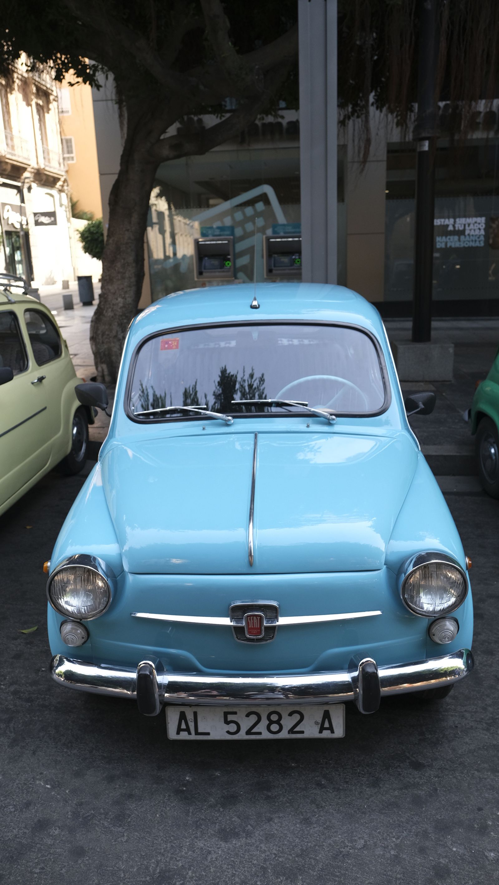 Imágenes de la exposición de Amigos del Seat 600 y Mini Cooper, en la Feria de Almería