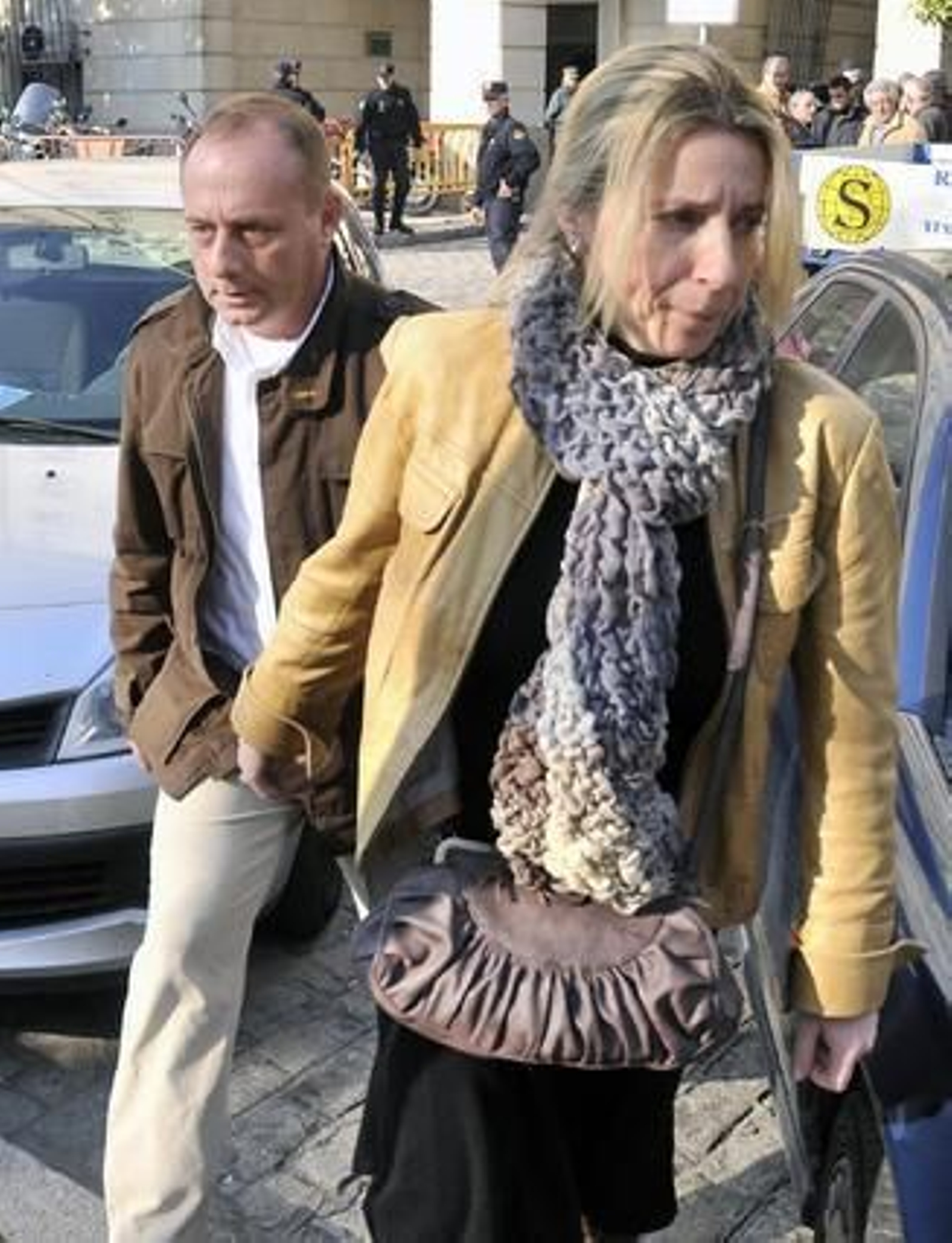 Los padres de Marta, Eva Casanueva y Antonio del Castillo, a la salida de los juzgados.

Foto: Juan Carlos Vázquez