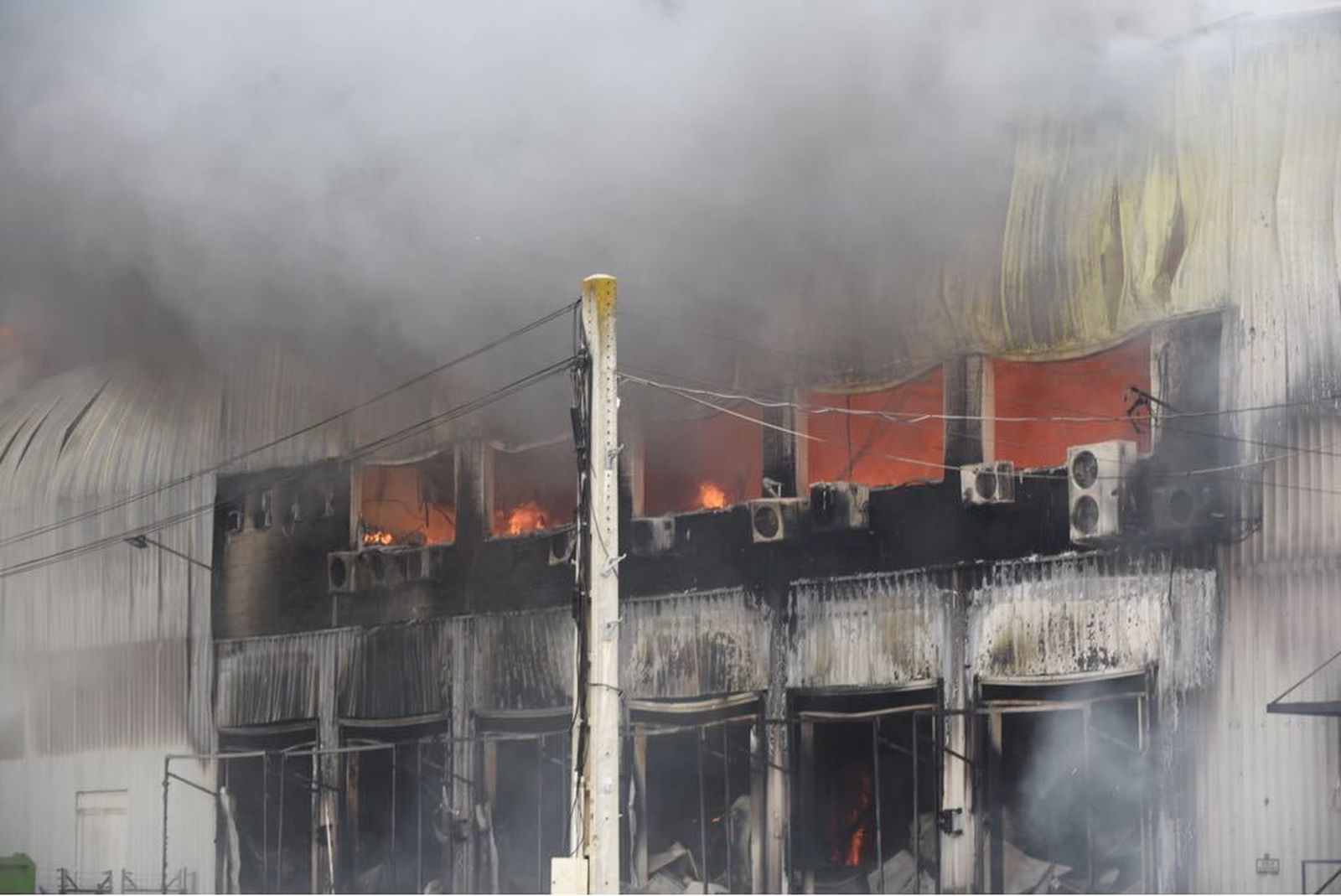 La nave afectada, en llamas.