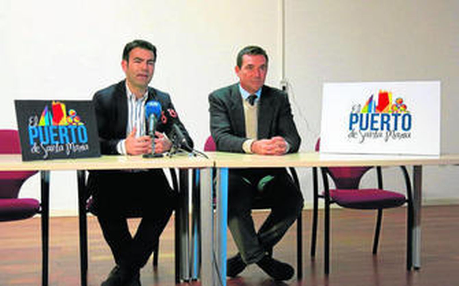 El concejal de Turismo, Ángel Quintana, y Diego Villagrán, representante de JVPLANNET, juntos en la presentación del logotipo de la ciudad.