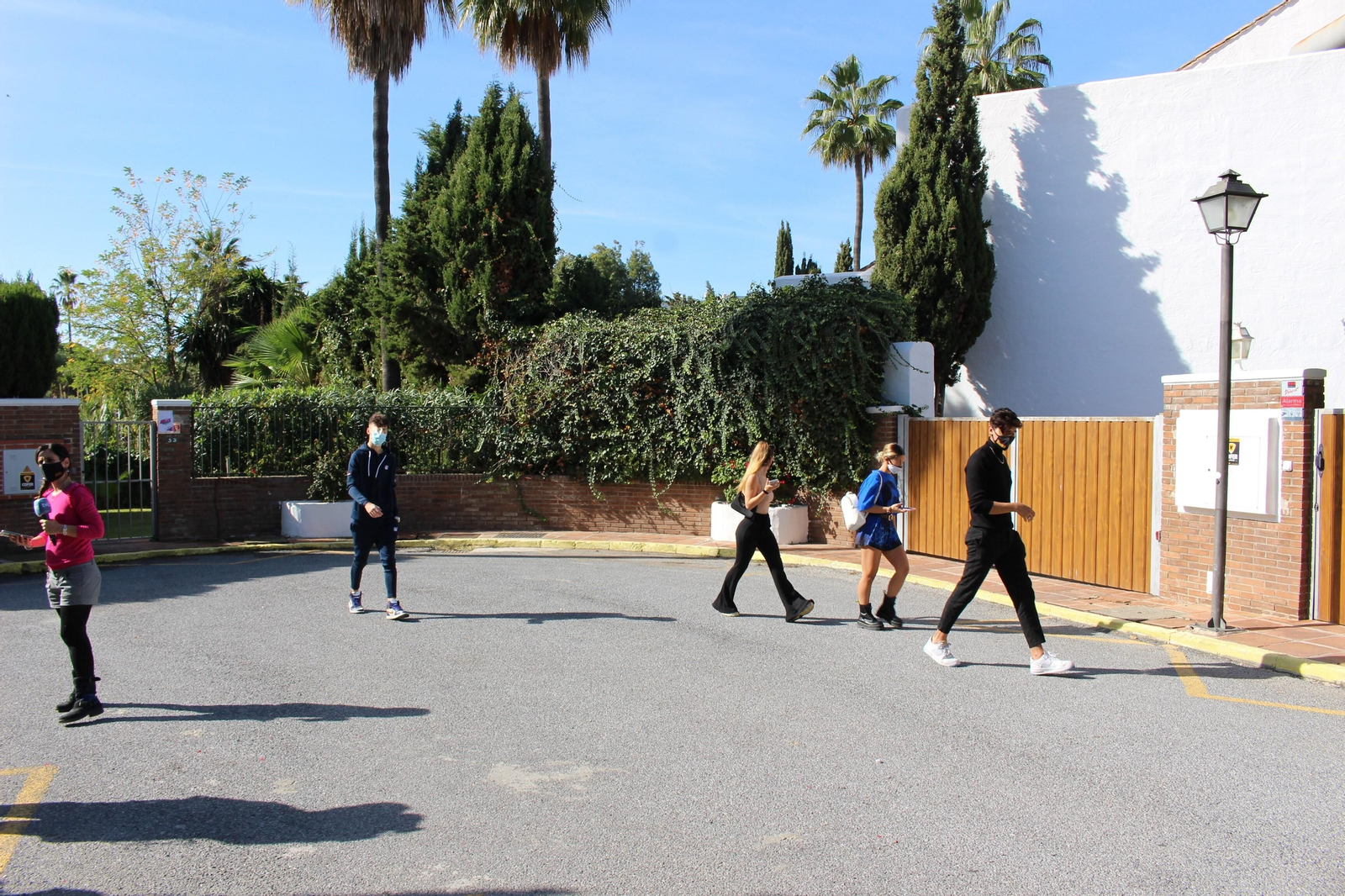 Los influencers saliendo de la villa de Marbella. Los influencers saliendo de la villa de Marbella.