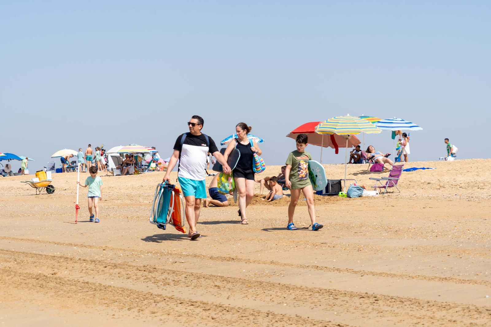 Una mañana de domingo en El Espigón, la playa de Huelva capital.