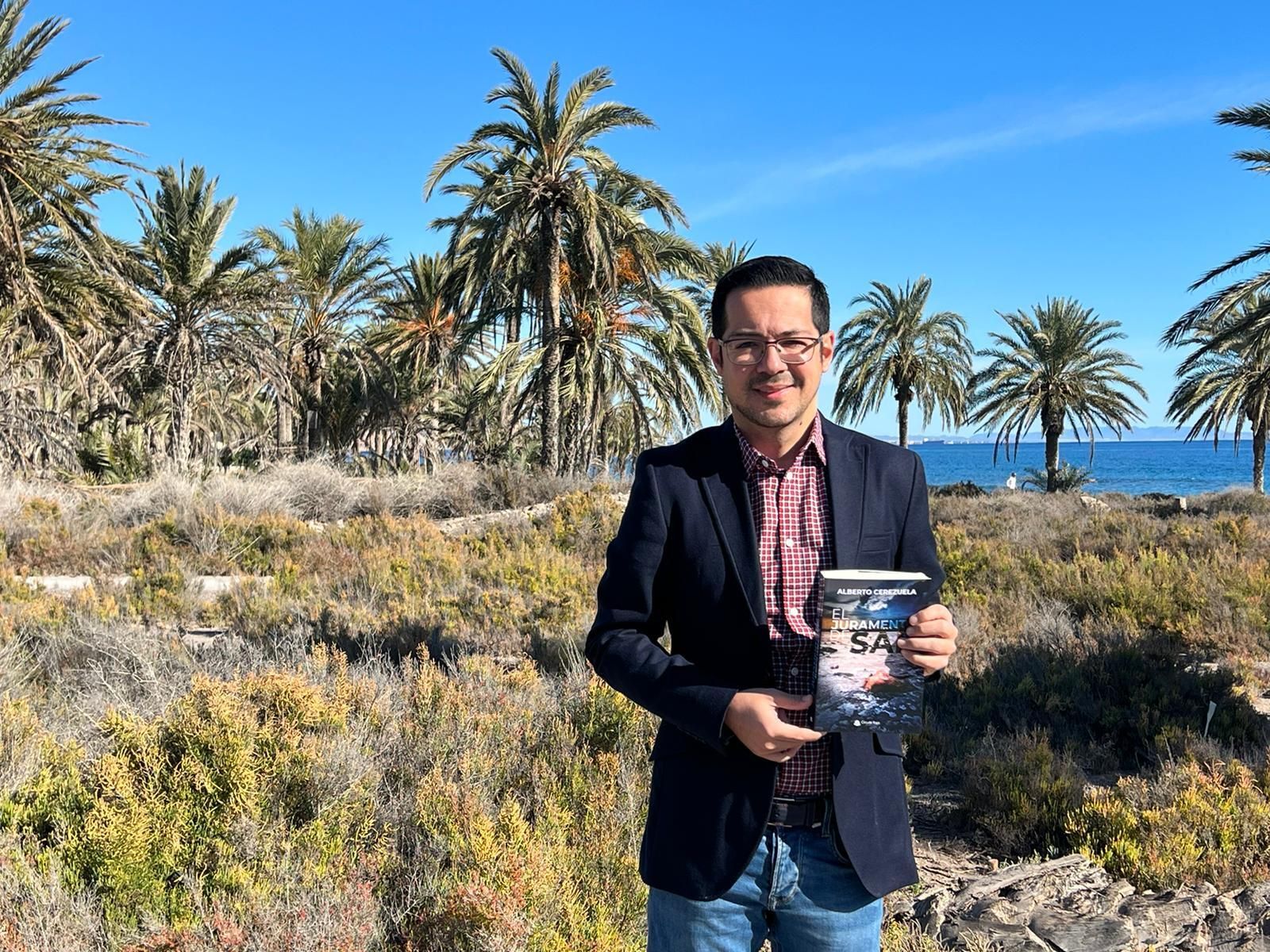 Alberto Cerezuela con la novela que presenta en Roquetas de Mar.