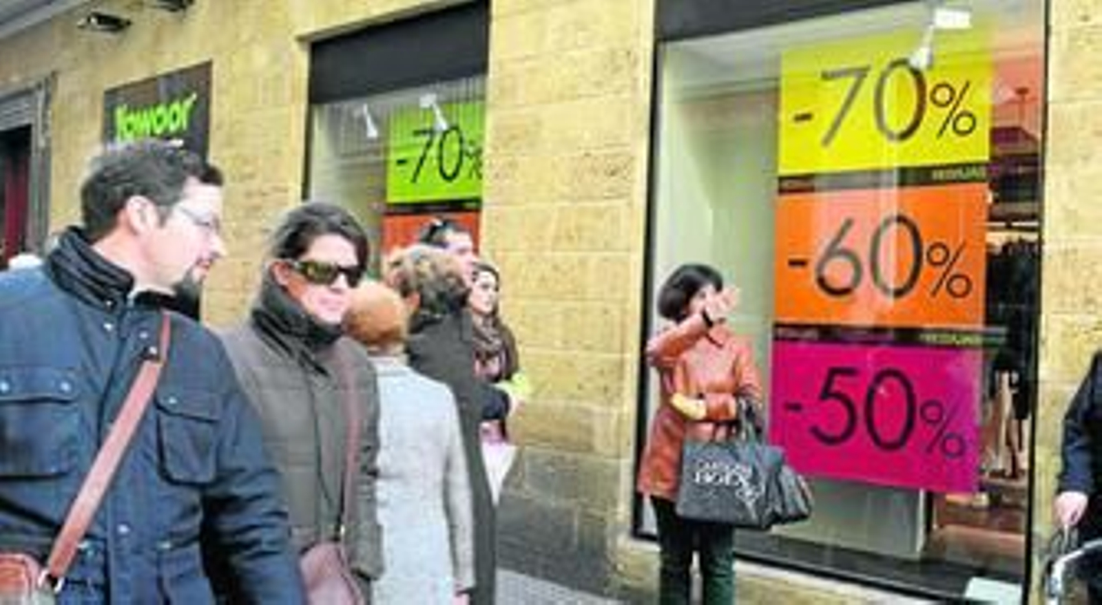 Numerosos ciudadanos recorrieron ayer la céntrica calle Columela en busca de artículos y regalos ante el reclamo de las 'rebajas libres'.
