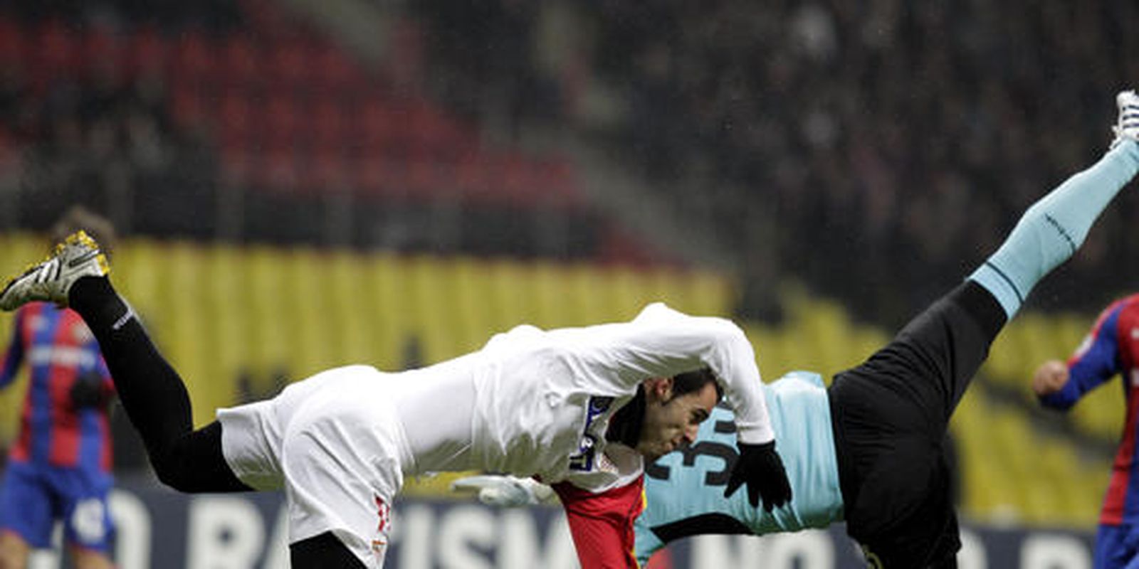 Negredo y Akinfeev (portero del CSKA de Moscú) intentan mantener el equilibrio.

Foto: Antonio Pizarro