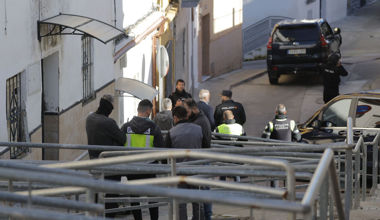 Las imágenes del despliegue policial por un hombre que se ha atrincherado en Camas